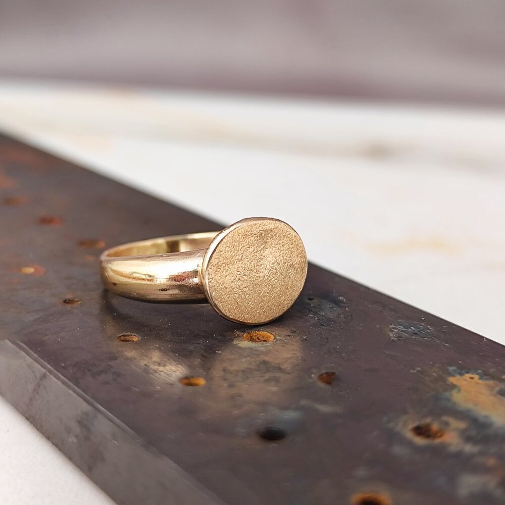 Signet ring. 14k solid yellow gold ring. - Picture 16 of 17